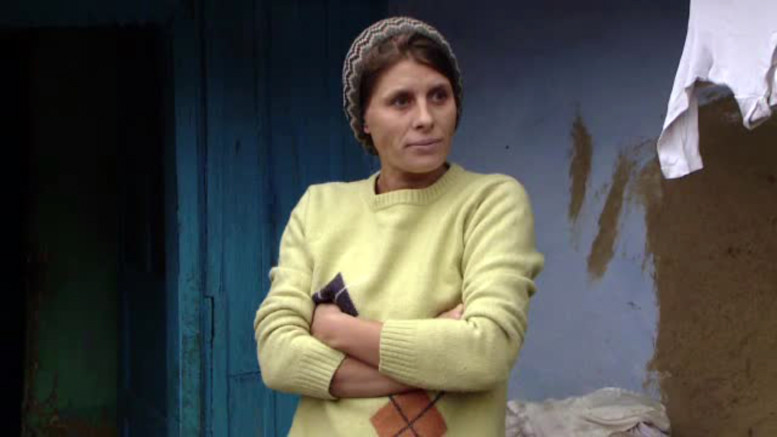 O femeie cu 4 copii din Iasi n-are acte, nu stie cand s-a nascut sau care e numele ei real. De ce risca sa-si piarda piciorul