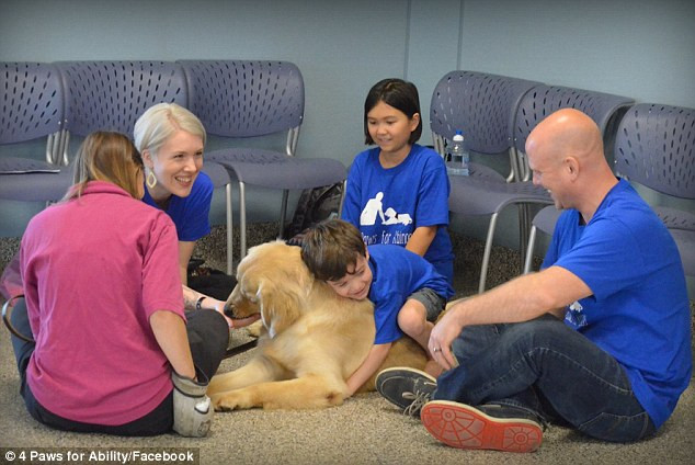 Un baietel autist a asteptat timp de 2 ani un caine. Imaginea emotionanta a facut inconjurul internetului