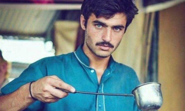 Vindea ceai in Pakistan, pana cand o poza cu el a creat isterie pe Instagram. Cum i s-a schimbat viata tanarului de 18 ani