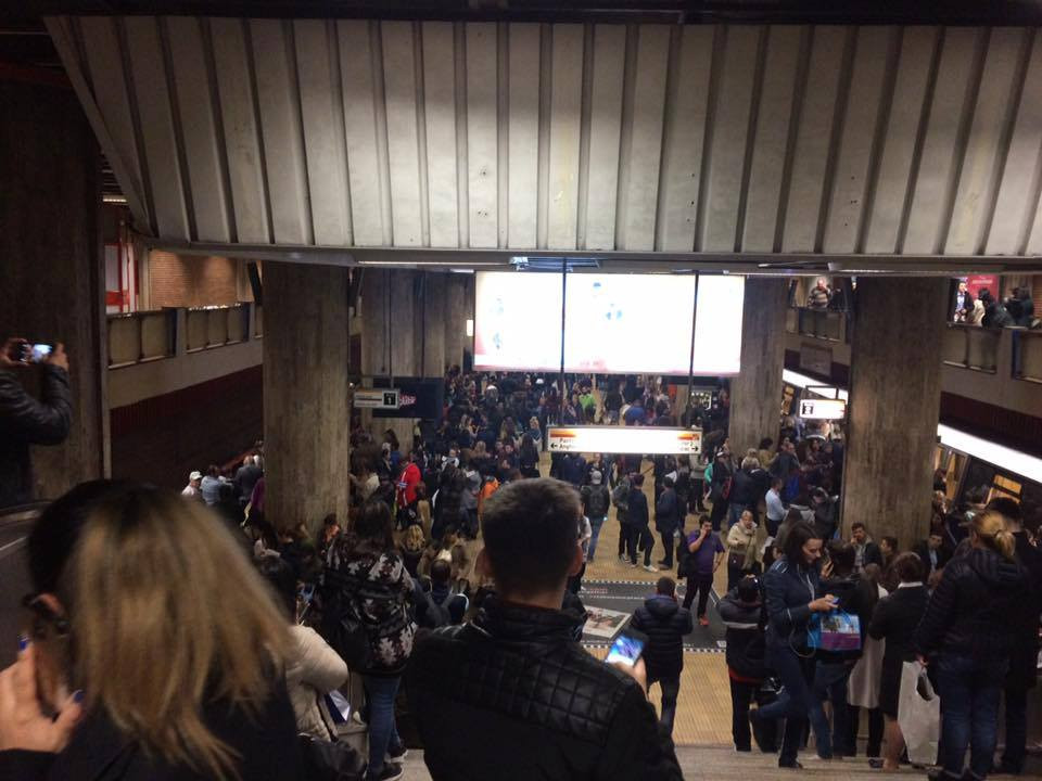 Alerta de la metrou a fost falsa; circulatia trenurilor a fost reluata. Ce au descoperit pirotehnistii in pachetul suspect