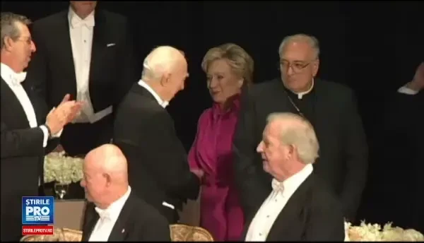 Donald Trump, huiduit la un dineu caritabil dupa ce a facut-o corupta pe Hillary. Discursurile ironice ale celor doi. VIDEO