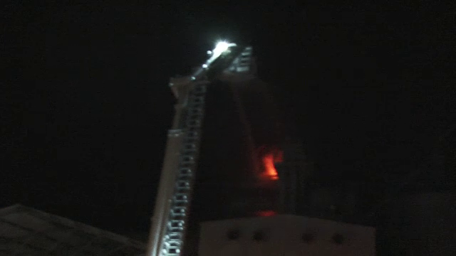 Pagube uriase, dupa ce un depozit cu cereale a luat foc in Turda. Pompierii s-au luptat cu greu sa stinga flacarile