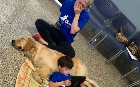 Aceasta imagine face inconjurul internetului. Motivul cutremurator pentru care plange mama acestui baietel