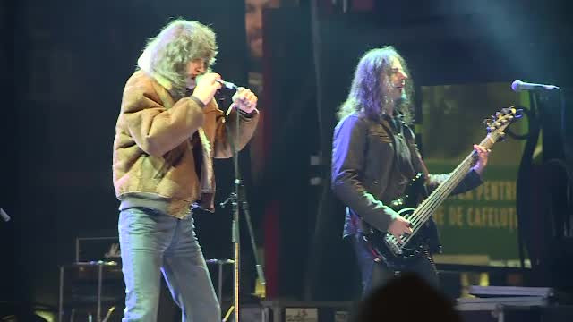 Concerte de folk si rock in Piata George Enescu din Bucuresti. Festivalul Folk You a adunat zeci de spectatori