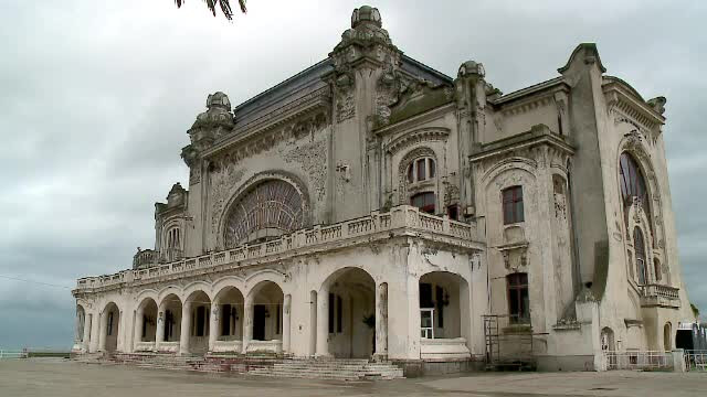 Cine ajunge in weekend la malul marii, are ocazia sa viziteze o cladire deosebita. Cazinoul din Constanta si-a deschis usile