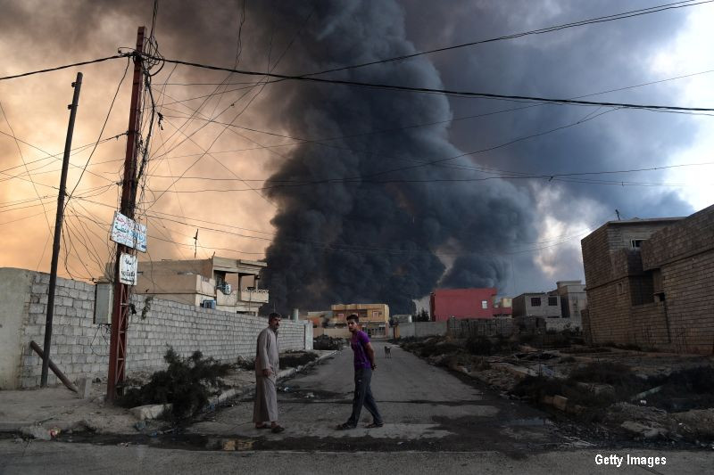 Batalia pentru Mosul lasa in urma sute de morti si raniti. ISIS a folosit un buldozer pentru a se descotorosi de cadavre