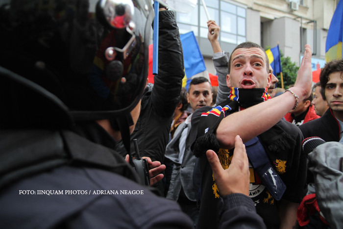 Ciocnire intre manifestanti si jandarmi la un mars unionist din Capitala. Protestatarii au pus corturi in Piata Universitatii