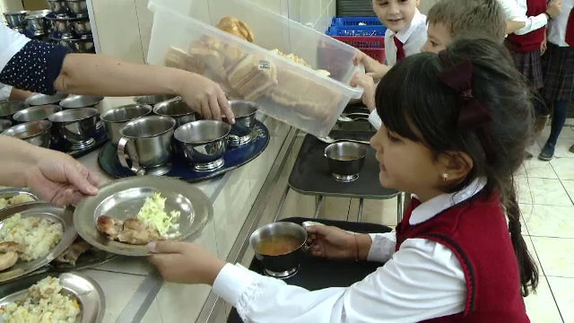 De cati bani ar fi nevoie pentru programul "masa calda in scoli". "Unu din trei copii traieste intr-o saracie crunta"