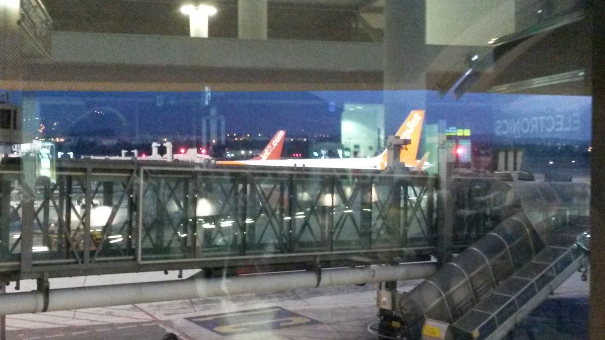 Cadavru dezbracat si legat de maini si de picioare, gasit pe o banca din aeroportul Malaga. "A fost o gluma bolnava"