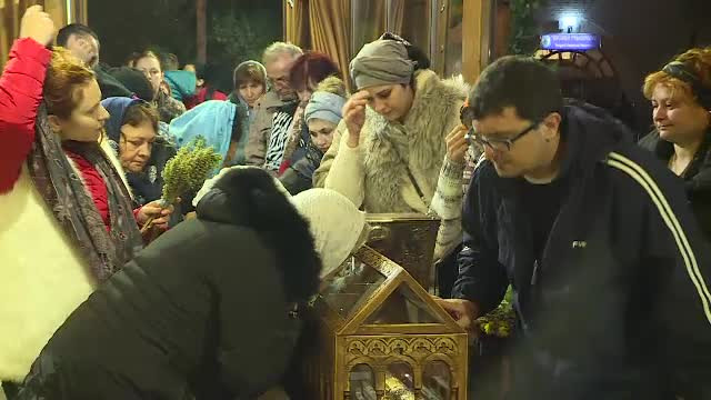 Mii de credinciosi s-au inchinat la moastele Sfantului Stefan, aduse pentru prima data in tara: "Cand te duci, uiti de toate"