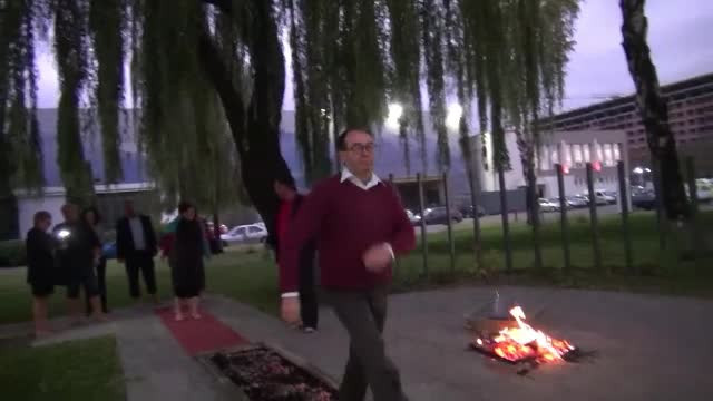 Au calcat pe un pat de jar incins si s-au tarat prin noroi. De ce au facut asta mai multe persoane din Brasov