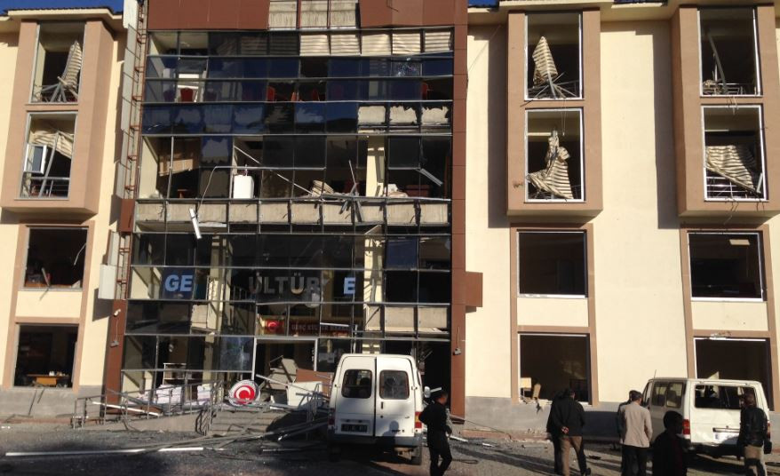 Explozie cu masina capcana in sudul Turciei. Un politist a fost ucis si 10 persoane au fost ranite