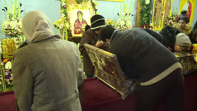 Cei 4.000 de pelerini veniti la Patriarhie nu i-au uitat pe comercianti. "La Parascheva am facut 30 de milioane"