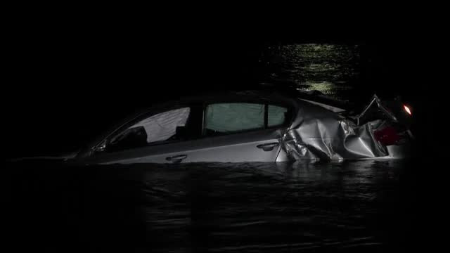 Doua tinere au ajuns cu masina in raul Olt, dupa ce au lovit un cap de pod. Gestul care le-a salvat viata