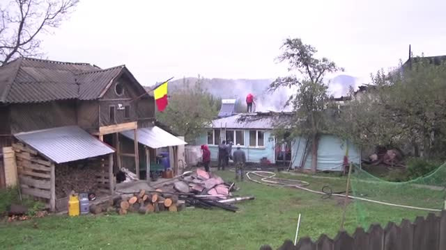 Patru persoane au fost la un pas de moarte, dupa ce casa le-a luat foc. De la ce ar fi pornit incendiul