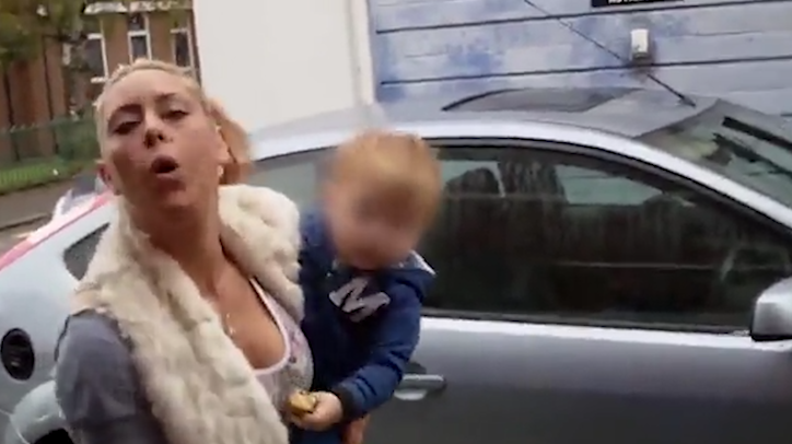 Ce a patit un barbat dupa ce i-a atras atentia unei femei ca a parcat pe locul sau. Gestul condamnabil facut de femeie VIDEO