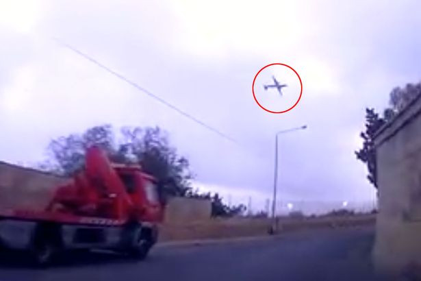Un avion de mici dimensiuni s-a prabusit in Malta, imediat dupa decolare. Cel putin 5 morti. VIDEO cu momentul tragediei