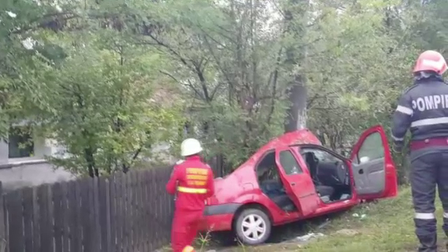 Un barbat a lasat o localitate fara curent, dupa ce a intrat cu masina intr-un stalp. Ce a patit soferul