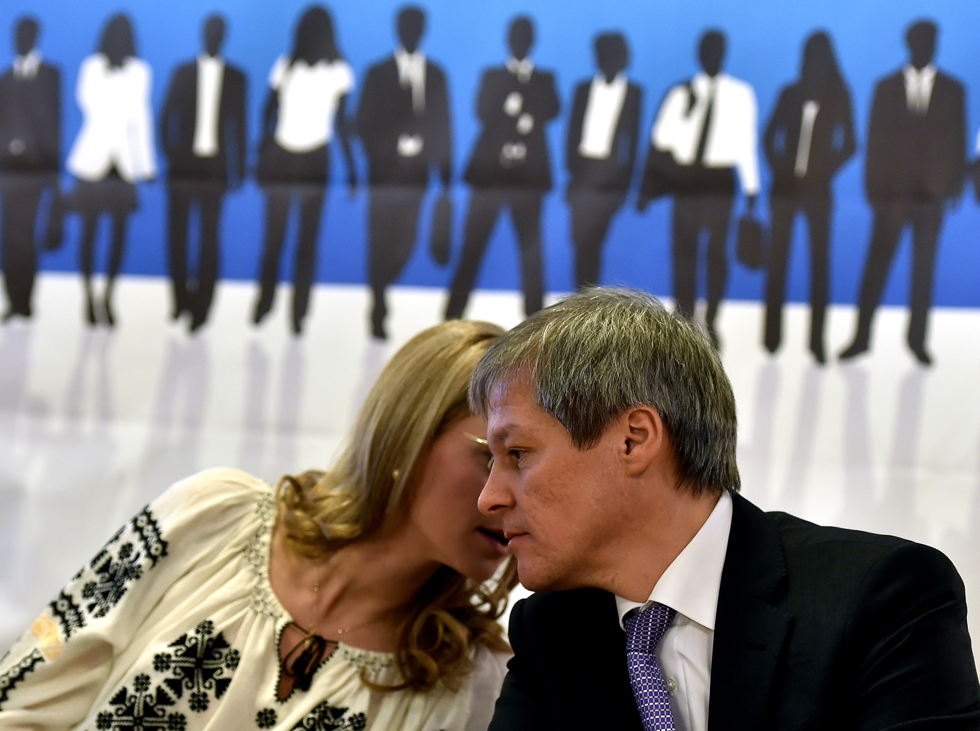 Ciolos ar urma sa participe la Consiliul National al PNL, unde va fi validat drept candidatul de premier al formatiunii