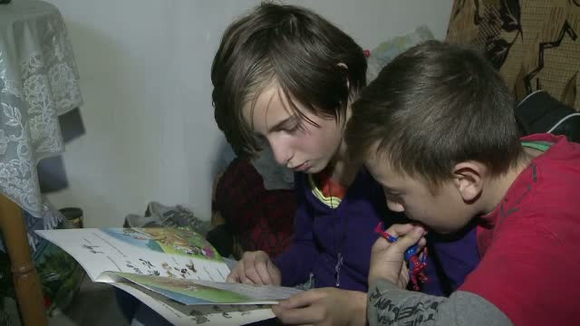 Un tata din Sibiu locuieste cu cei doi copii intr-un grajd. In ciuda greutatilor, cei mici sunt foarte buni la invatatura