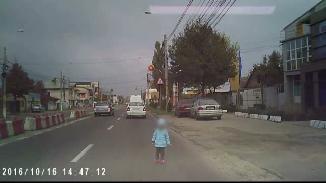 Momentul in care un copil de 3 ani, nesupravegheat, ajunge in mijlocul unei sosele, in Voluntari. Reactia tatalui
