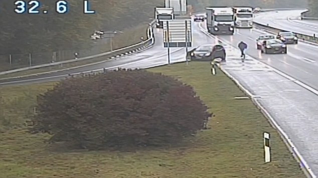 A oprit masina la marginea autostrazii, dar a uitat sa traga frana de mana. Ce a urmat. VIDEO