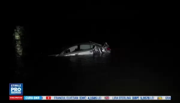 Doua tinere au ajuns cu masina in raul Olt, dupa ce au lovit un cap de pod. Gestul care le-a salvat viata