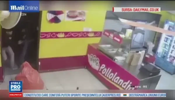 Au vrut sa jefuiasca un restaurant, dar s-au speriat, iar casierita i-a alungat cu mopul. Cum s-au facut de ras doi hoti