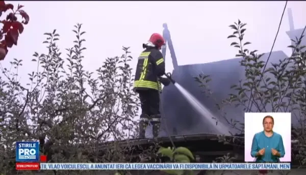 Patru persoane au fost la un pas de moarte, dupa ce casa le-a luat foc. De la ce ar fi pornit incendiul
