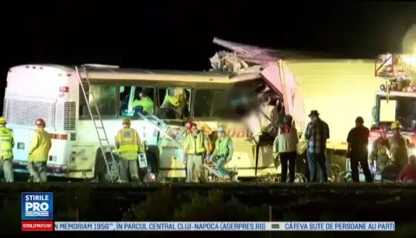 13 morti si 31 de raniti intr-un grav accident pe o autostrada din California. Un autocar s-a ciocnit cu un camion