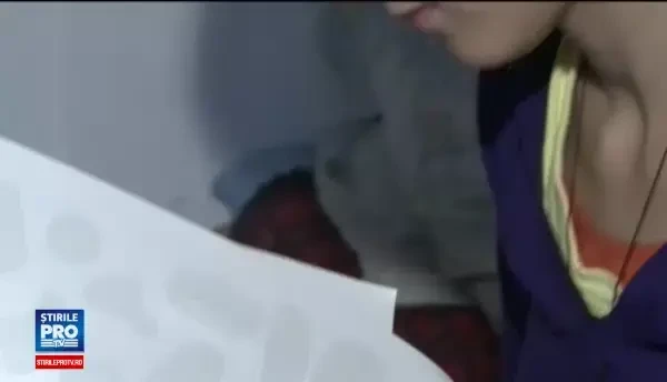 Un tata din Sibiu locuieste cu cei doi copii intr-un grajd. In ciuda greutatilor, cei mici sunt foarte buni la invatatura