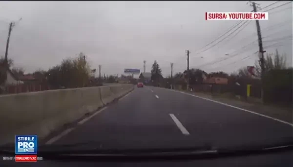 Un accident grav petrecut in Prahova a fost filmat de un alt sofer. Momentul in care o masina izbeste in plin un stalp