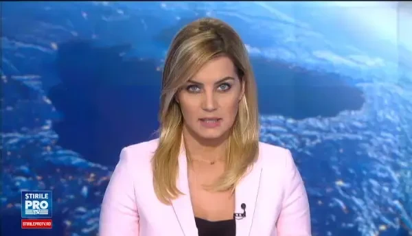 Operatiune dificila a unui caine cazut intr-un canal, in Bihor. Un pompier a fost nevoit sa coboare la trei metri adancine