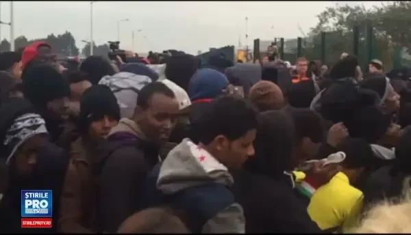 Politia franceza a inceput evacuarea Junglei din Calais. Primul autocar cu refugiati si migranti a plecat din tabara