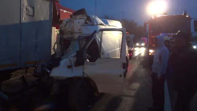 Accident grav pe o sosea din judetul Bacau. Un barbat a murit, iar altul este ranit, dupa ce duba lor a intrat pe contrasens