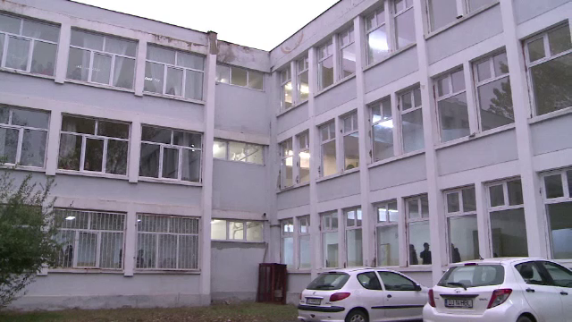 S-a certat cu o colega din cauza unui baiat si de frica ei a sarit de la etaj la scoala. "A zis ca a alunecat"