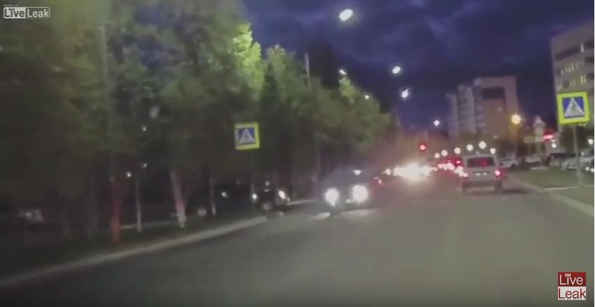 Mergeau pe trecerea de pietoni, cand o masina a intrat in ei in plin. Ce s-a intamplat cu cei patru tineri. VIDEO