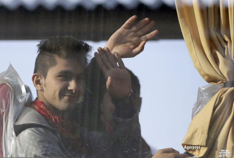 A inceput demolarea adaposturilor improvizate din tabara de migranti de la Calais. Muncitorii au intrat cu buldozere