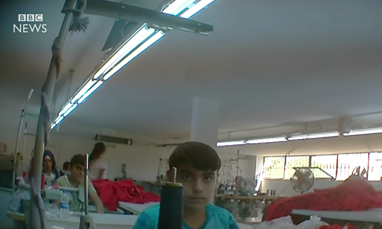 Ancheta BBC: refugiati sirieni, unii minori, lucreaza 12 ore/zi pentru branduri precum Marks and Spencer, Asos, Zara, Mango