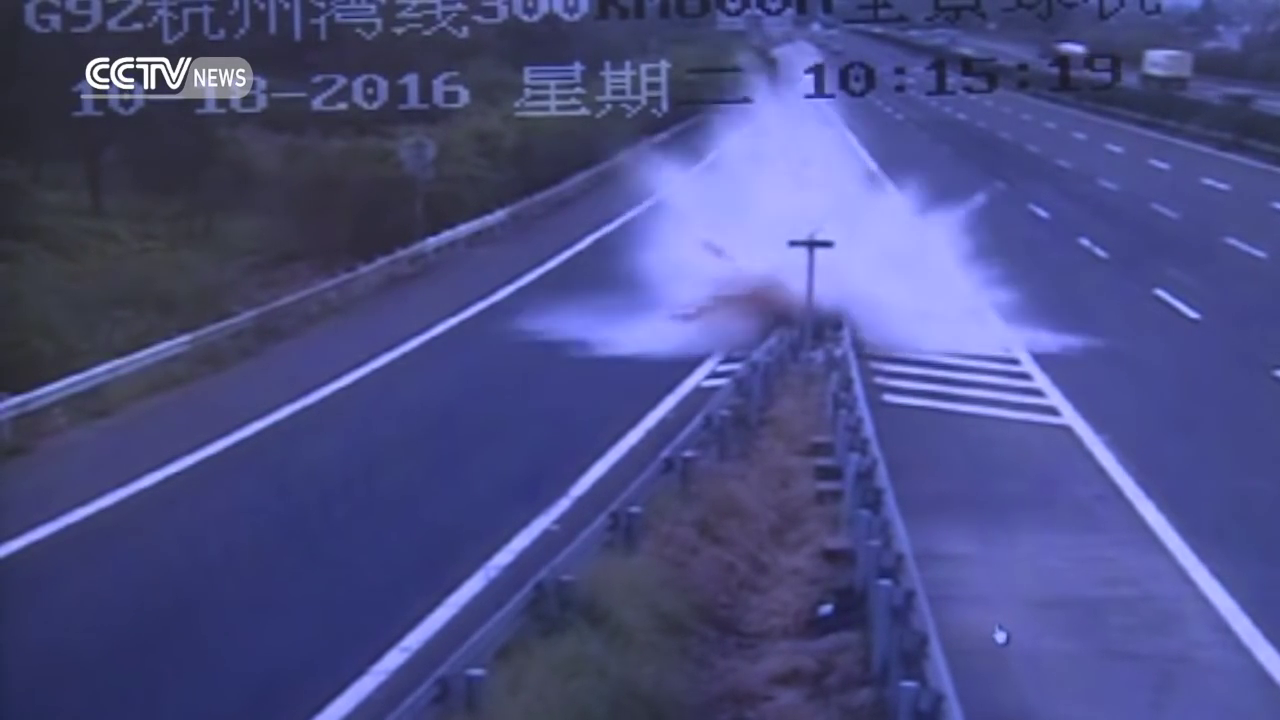 Accident infiorator pe o autostrada din China. Soferul si cei doi pasageri au scapat miraculos, cu rani minore. VIDEO