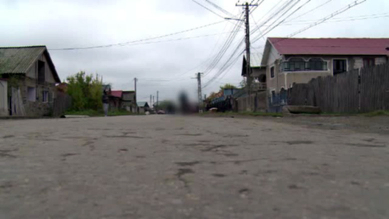 Un politist beat a dat cu masina peste un tanar din Dambovita si a fugit. "L-am gasit stand la masa, picior peste picior"