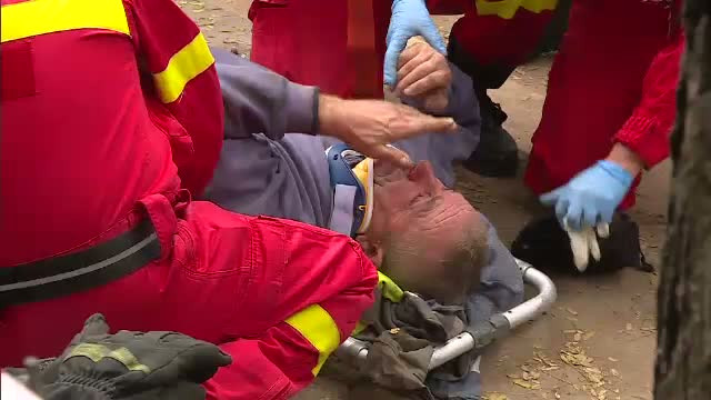 Misiune pe viata si pe moarte in Capitala. Un muncitor a scapat miraculos dupa ce a fost ingropat de un mal de pamant