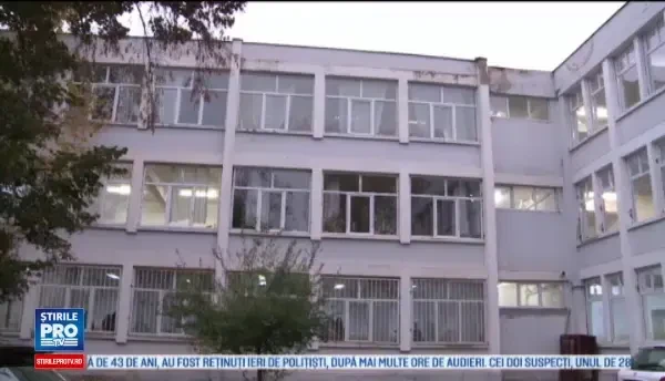 O fata de 17 ani a cazut in gol de la primul etaj al liceului la care invata. Cearta avuta cu o colega pentru un baiat