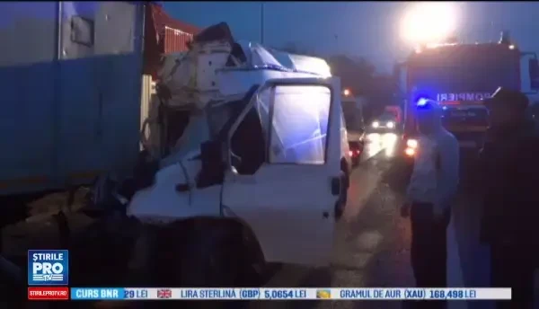 Accident grav pe o sosea din judetul Bacau. Un barbat a murit, iar altul este ranit, dupa ce duba lor a intrat pe contrasens