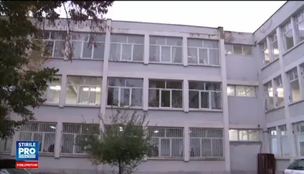 O fata de 17 ani a cazut in gol de la primul etaj al liceului la care invata. Cearta avuta cu o colega pentru un baiat