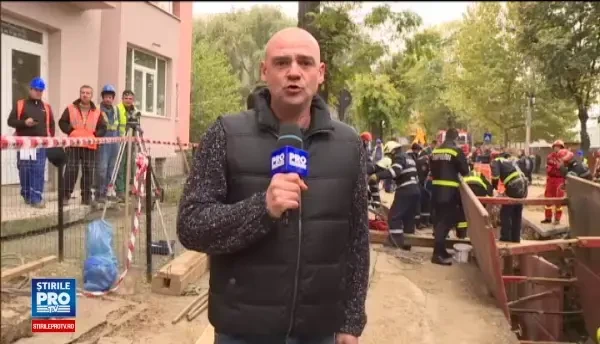 Misiune pe viata si pe moarte in Capitala. Un muncitor a scapat miraculos dupa ce a fost ingropat de un mal de pamant