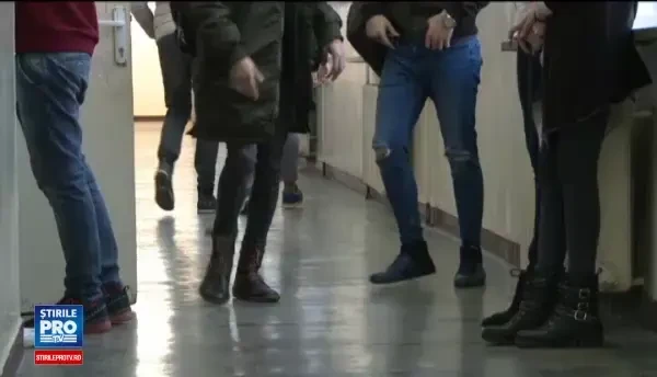 S-a certat cu o colega din cauza unui baiat si de frica ei a sarit de la etaj la scoala