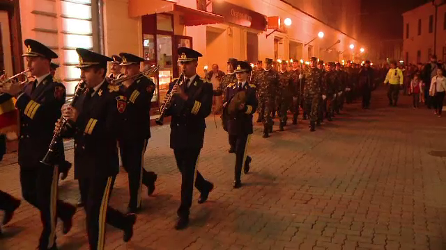 Festivitati de Ziua Armatei, in Timisoara. Zeci de militari au mers cu tortele aprinse, prin centrul orasului