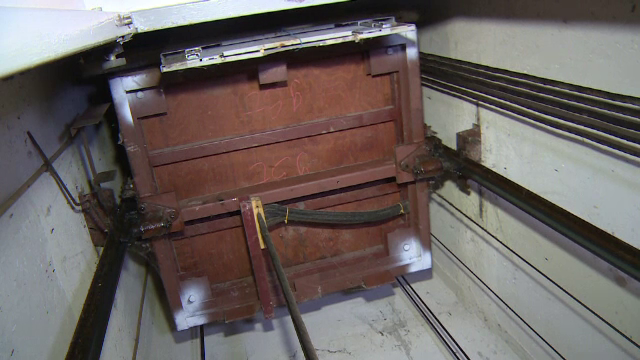 O femeie a cazut in casa liftului aproape 5 metri, dupa ce a tras de usa ascensorului. "Nu se repara la timp"