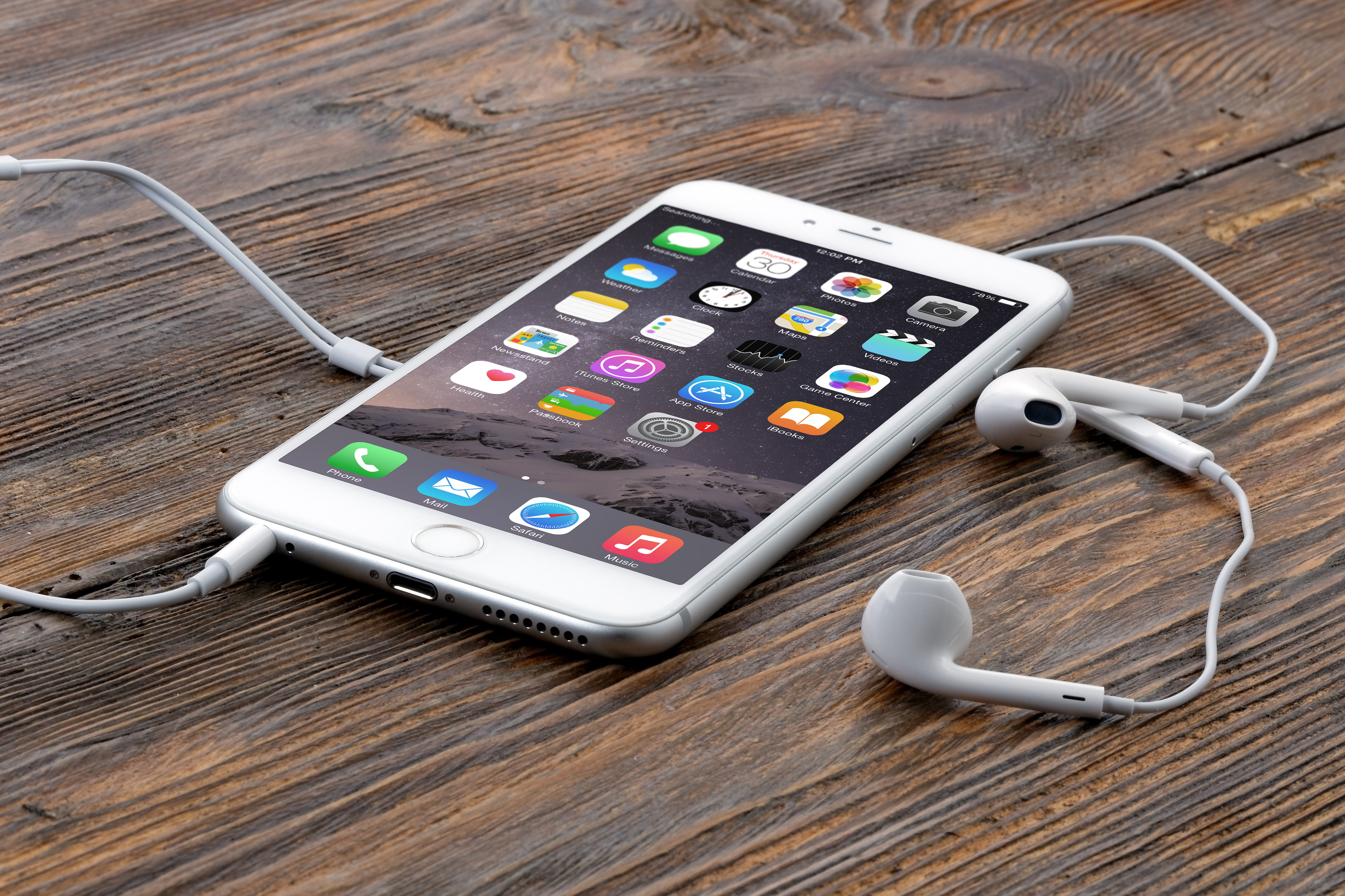 Apple a anuntat scaderea profiturilor anuale, pentru prima data in ultimii 15 ani. Vanzarea telefoanelor iPhone, in declin